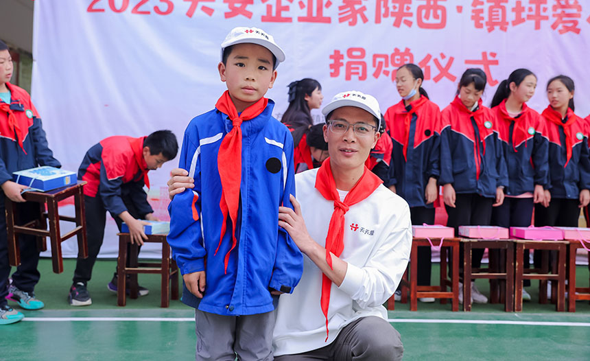 讯鹏创始人瞿乐和帮扶小男孩合影
