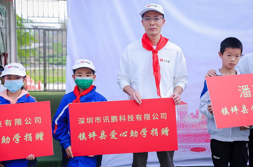 瞿乐和帮扶男孩合影