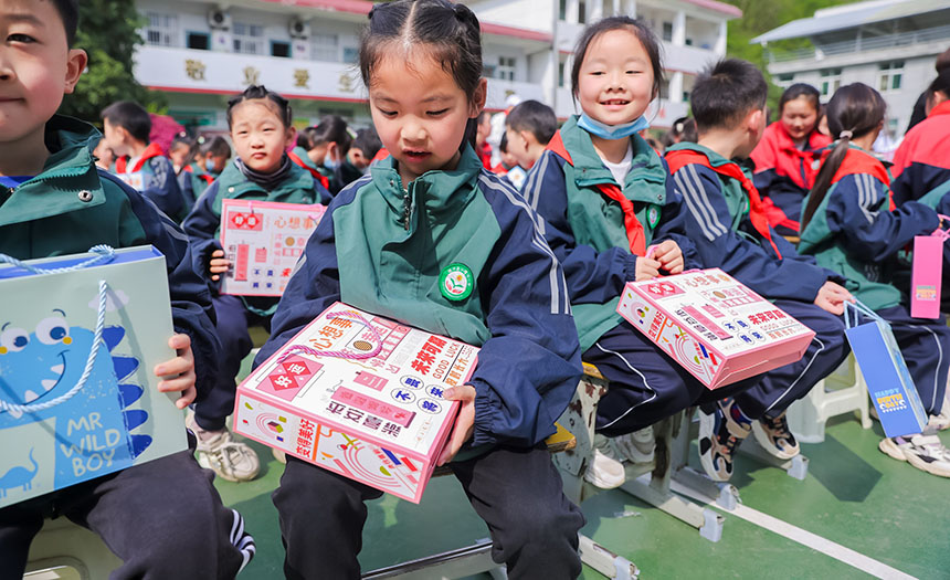 同学收到助学礼包后脸上洋溢着笑容