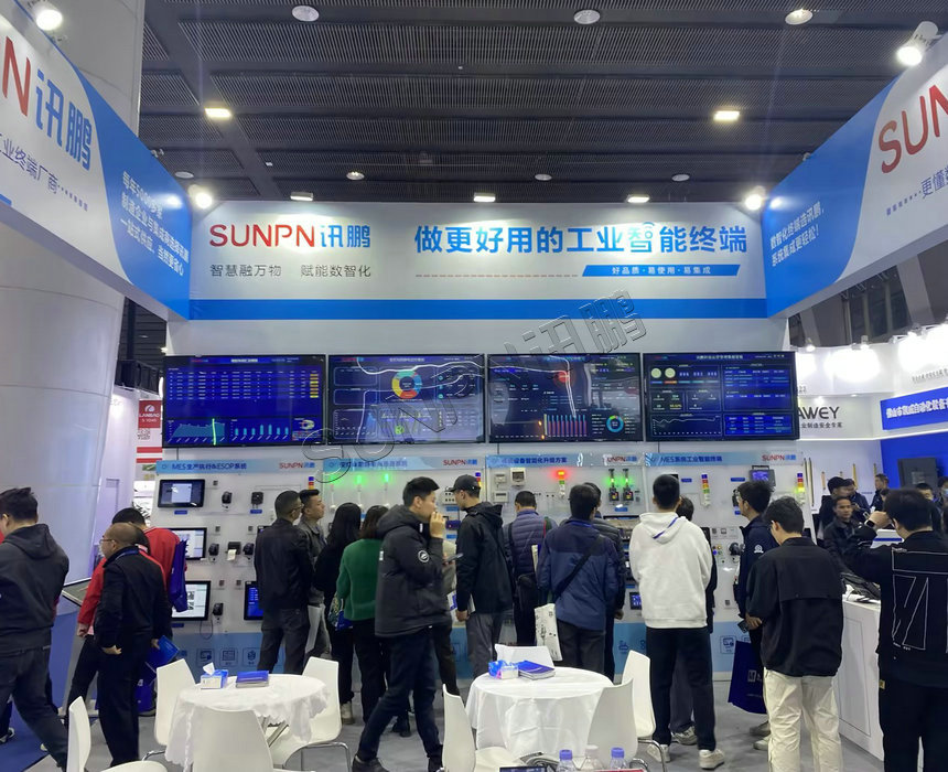 讯鹏同事为客户介绍产品功能