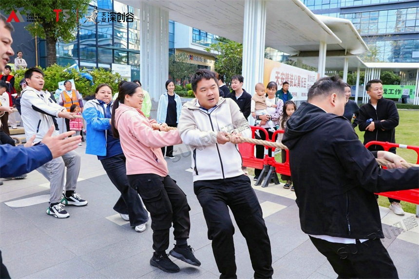 讯鹏队员拔河中