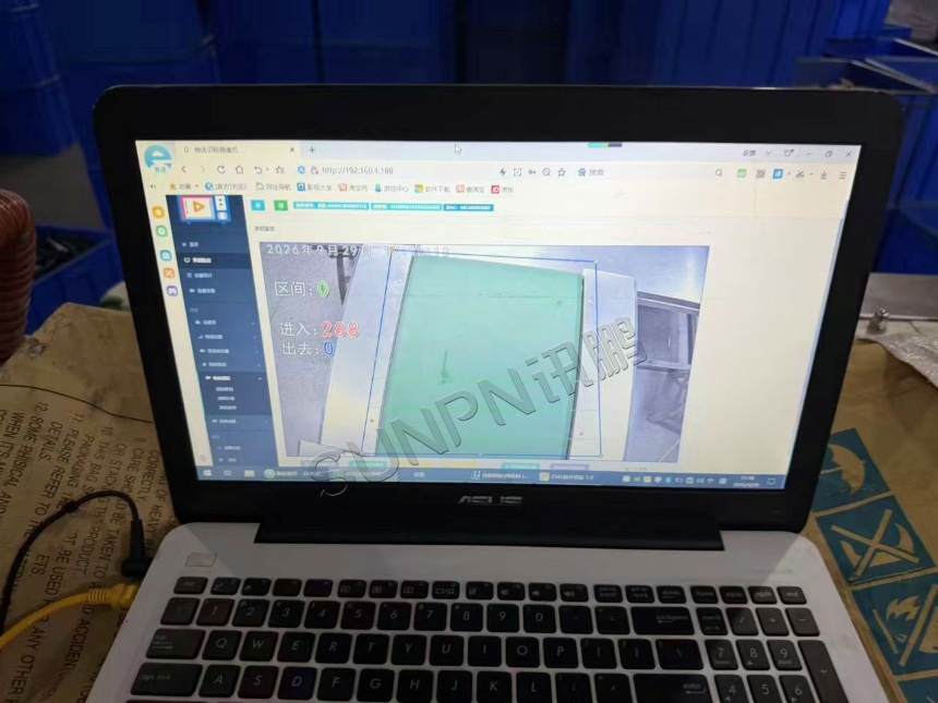 讯鹏科技:AI 视觉计数显示屏看板配套上位软件电脑界面,实时显示进入 / 出去产量数据